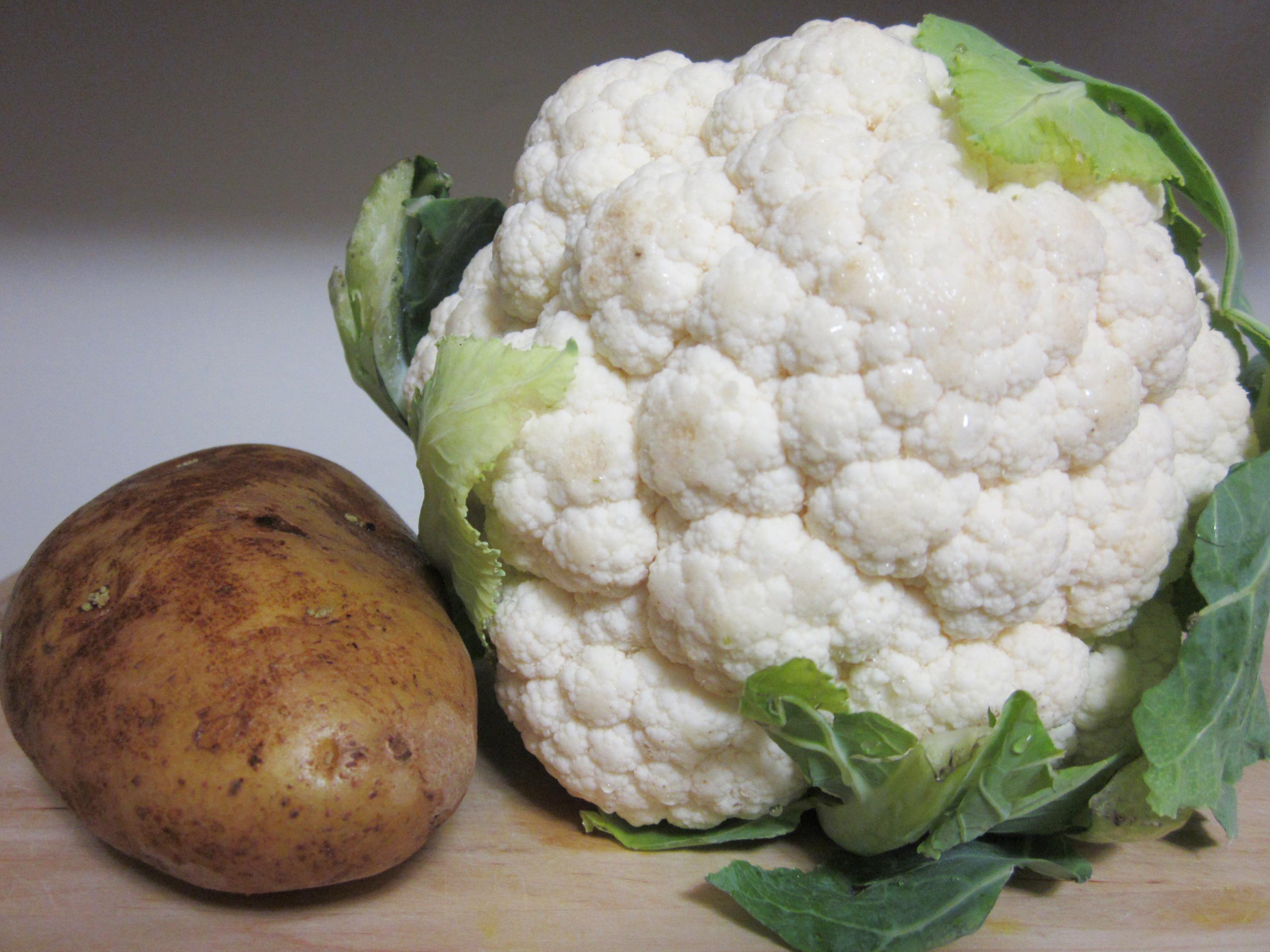 Брокколи цветная капуста картофель. Картофельно капустная диета. Картофель и капуста. Овощ похожий на цветную капусту. Картошка с капустой.